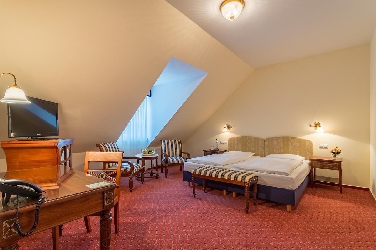 Schlosshotel Neckarbischofsheim ภายนอก รูปภาพ