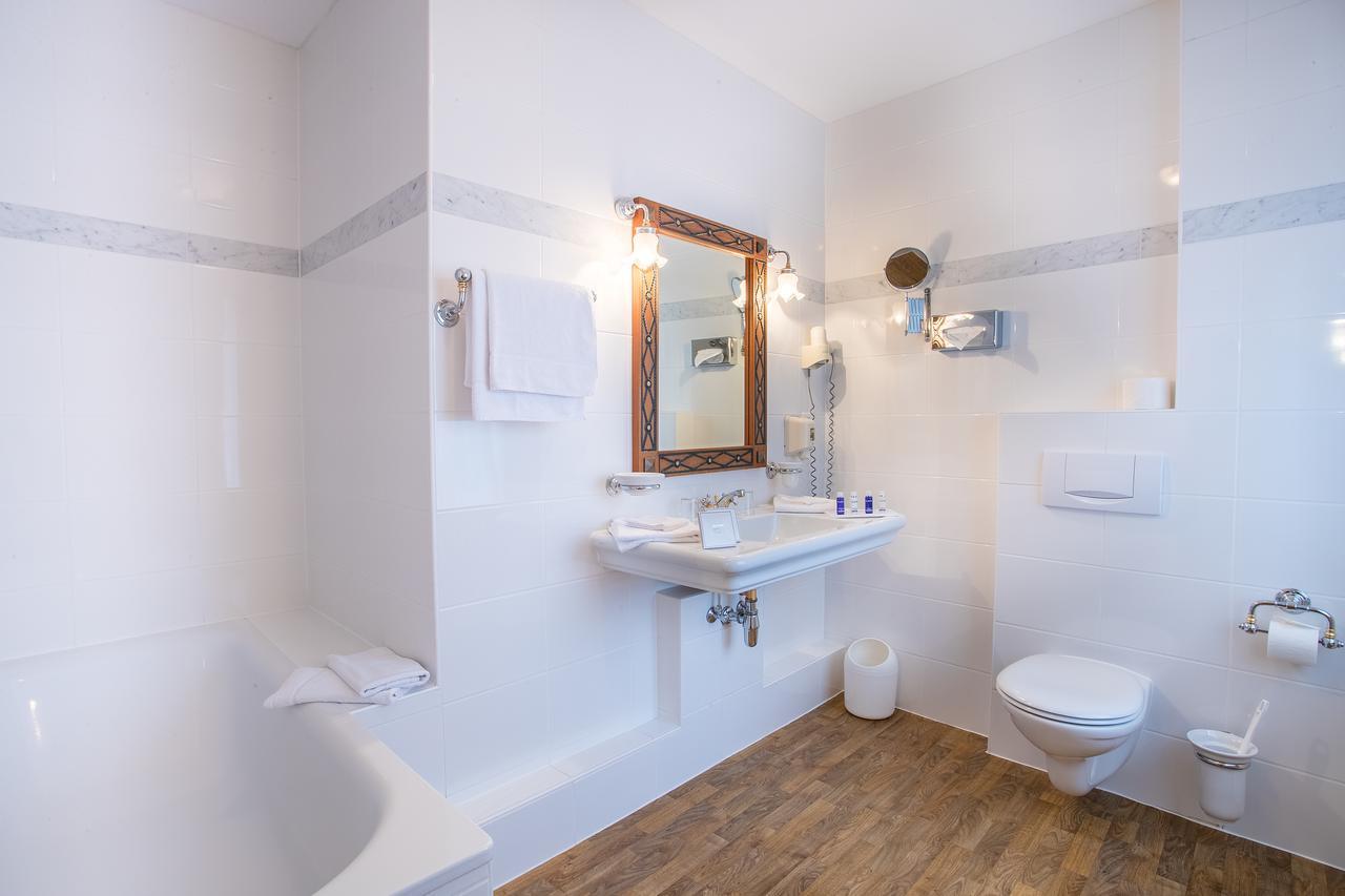 Schlosshotel Neckarbischofsheim ภายนอก รูปภาพ