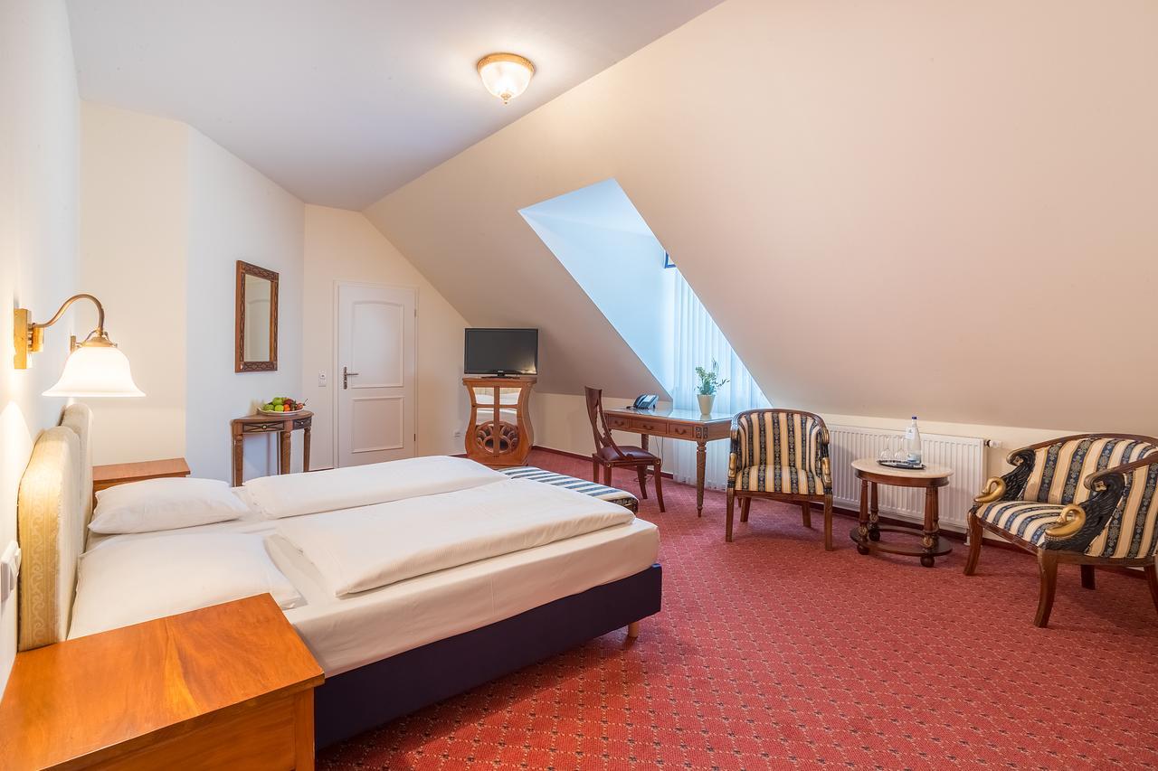Schlosshotel Neckarbischofsheim ภายนอก รูปภาพ
